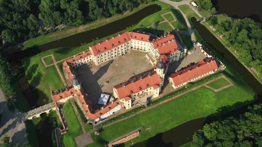 白天内斯维日城堡的俯视图