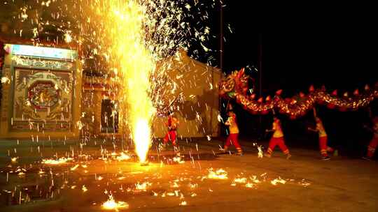 节日庆典舞龙表演火光火焰传统习俗1！