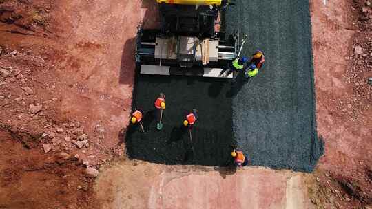 给道路铺设沥青