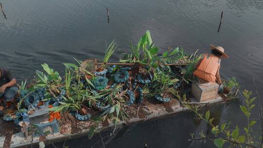 环卫工人视频乘小舟清理河道湖泊水面垃圾