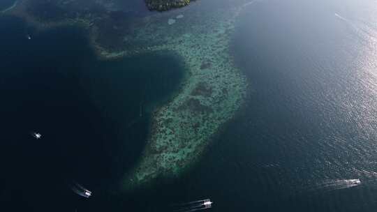 从一个周围有珊瑚礁的沿海岛屿平稳后退的空