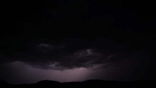黑夜闪电下的山峦天空