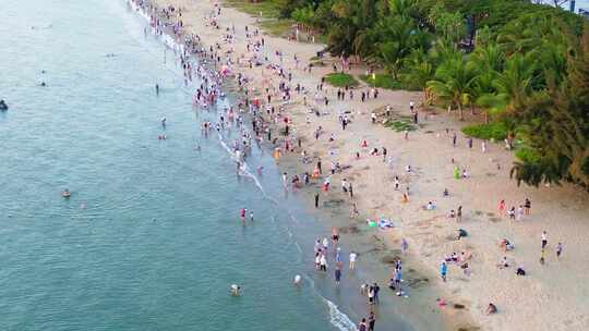 海南三亚三亚湾椰梦长廊海岸线上的游客