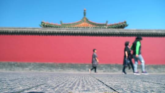 沈阳故宫古建筑红墙与街道往来游客