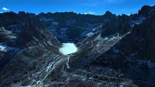 高山湖泊间蜿蜒道路的自然风光