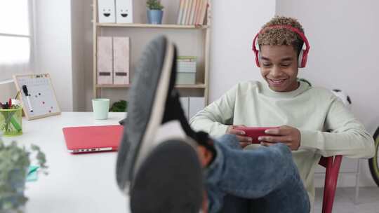 少年玩手机游戏视频素材模板下载