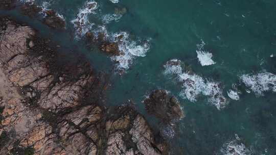 俯拍海岸礁石海浪