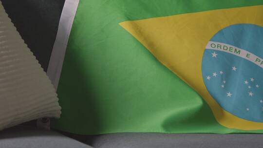 巴西国旗挂在家里沙发上的特写