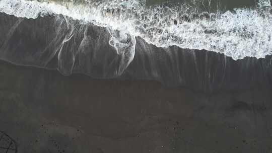 海水冲上沙滩
