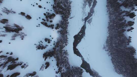 航拍新疆冬季喀纳斯河流晨雾雪山森林雪景