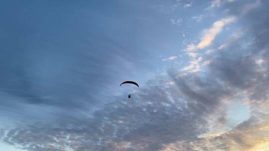 滑翔伞在日落的天空中飞行