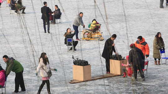 北京什刹海冬日室外冰场滑冰人群