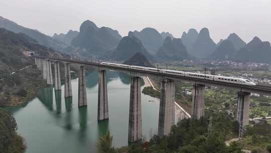 广西喀斯特地貌高铁动车