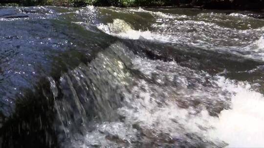 溪水快速流动的景色