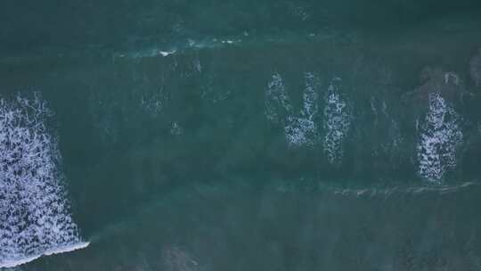 夕阳下的深圳西涌海岸线、沙滩海浪浪花航拍视频素材模板下载