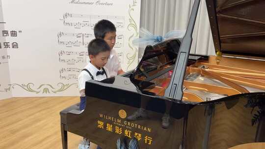 儿童钢琴音乐会上，孩子们用琴实现梦想