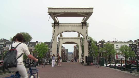 阿姆斯特丹骑着自行车的游客