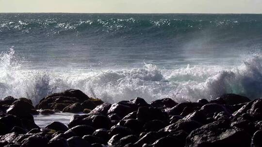 蓝色波浪拍打海岸