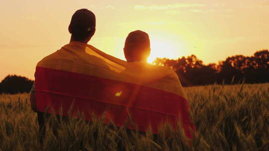 两个肩上扛着德国国旗的人在一片风景如画的