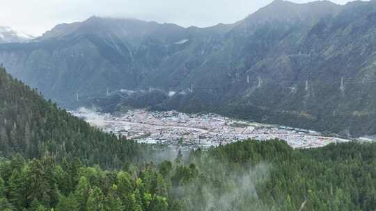 清晨航拍西藏林芝市云雾缭绕的波密县城市