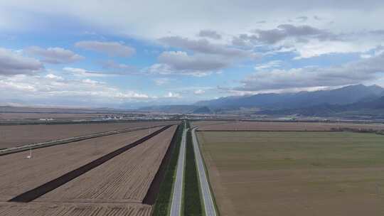 大西北地区一望无际农业种植地的公路航拍