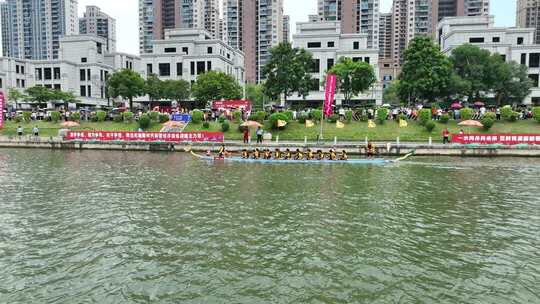 城市河道龙舟比赛场景