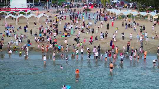 海南三亚三亚湾椰梦长廊海岸线上的游客