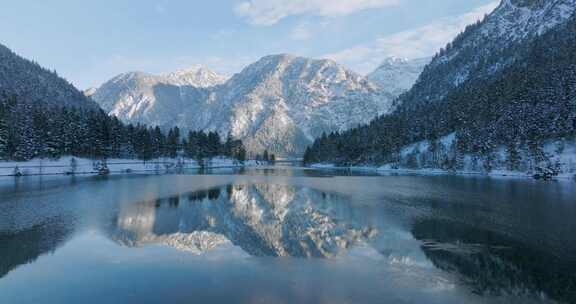 雪域高山森林湖泊景观航拍