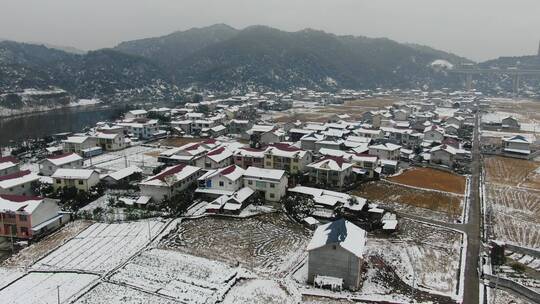 航拍南方丘陵山川森林美丽乡村雪景