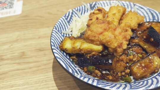 肉末茄子鸡排饭