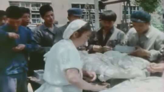 70年代80年代 工厂工人下班后生活