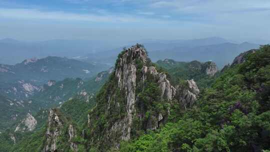 河南伏牛山山脉平顶山尧山层峦叠嶂的山峰