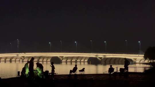 夜晚湿地公园桥梁亮化纳凉吹风野炊聚餐