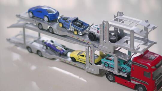 铝合金玩具拖车和它运载的玩具小汽车
