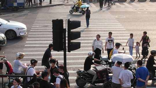 大城市行人横穿马路