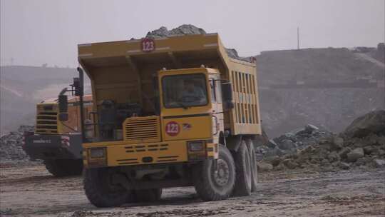 工地上拉煤矿的车视频素材模板下载
