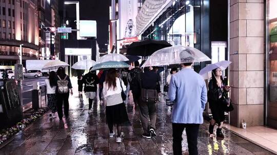 人流街道升格路人逛街下雨伞拥挤繁忙夜晚夜