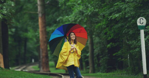 打着七彩雨伞旋转的女人