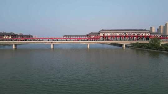 咸阳市咸阳湖古渡廊桥景区游客泛舟航拍视频素材模板下载