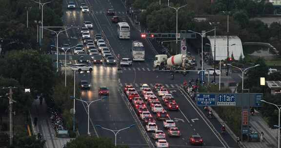 繁忙城市十字路口夜晚车流