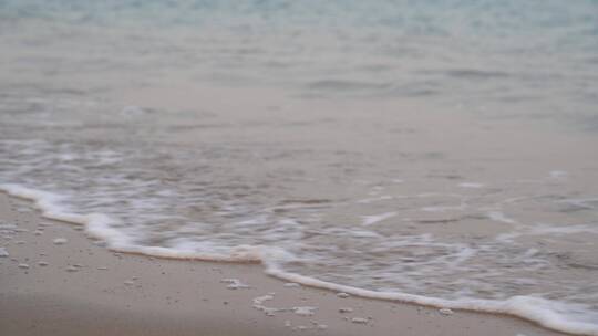 浪花特写海浪海水冲击沙滩浪花泡沫