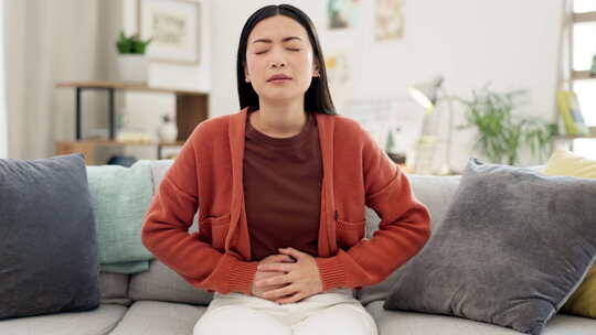 Ibs、便秘和患有胃痛、月经痉挛或食物中视频素材模板下载