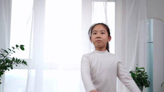 在家跳舞做操的亚洲女孩视频素材模板下载