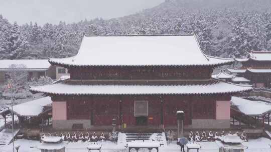 天台山航拍雪覆山林与华顶寺建筑景观