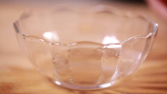 玻璃碗装菠萝果酒