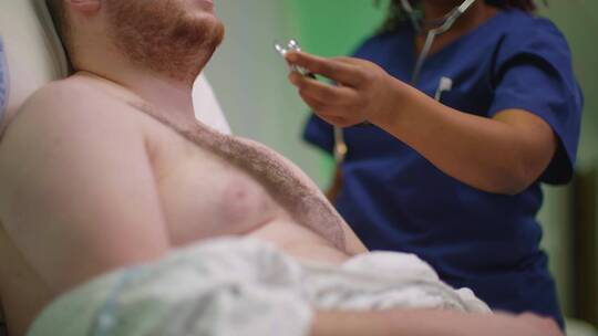 女护士用听诊器检查病人胸部视频素材模板下载