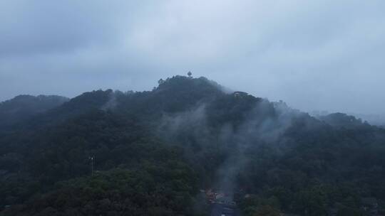 云雾缭绕的东莞黄旗山