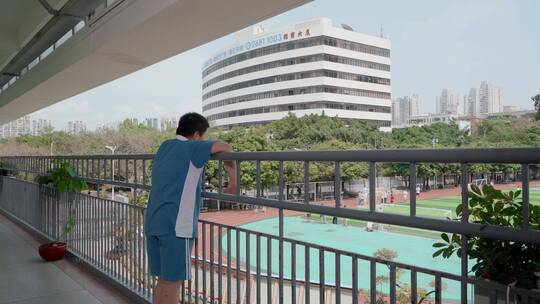 孤独的深圳男生小学生看着热闹的操场