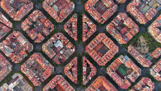 巴塞罗那城市天际线，鸟瞰图。日出时的Ei