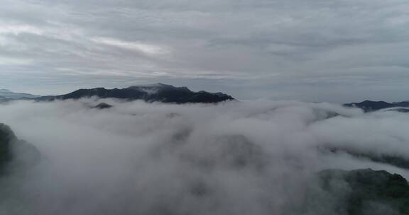 航拍雨后水汽升腾的大山